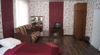 Гостиница Alyans Guest House Великий Новгород Трехместный номер с основными удобствами и общей ванной комнатой-4