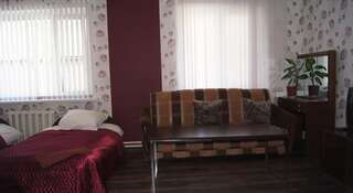 Гостиница Alyans Guest House Великий Новгород Трехместный номер с основными удобствами и общей ванной комнатой-2